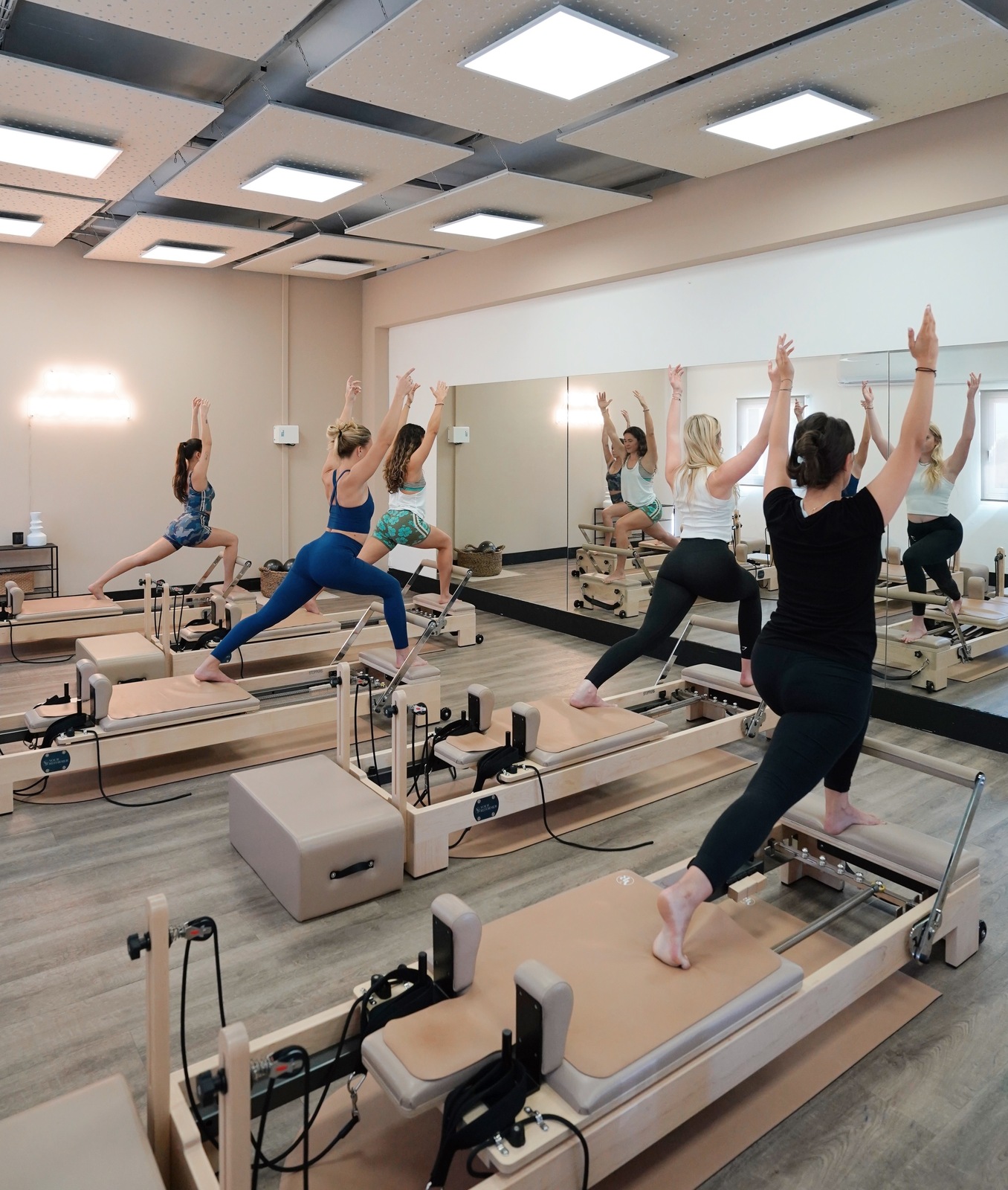 La salle du studio : cours collectif de pilates sur machines reformer